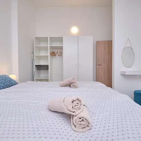 Queen's Mastrinka By Litto Trogir