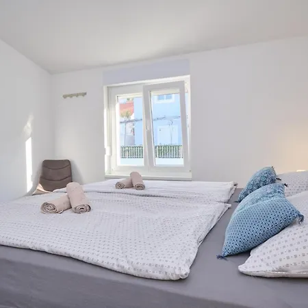 Queen's Mastrinka By Litto * Trogir