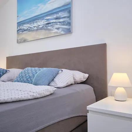 Queen's Mastrinka By Litto Trogir