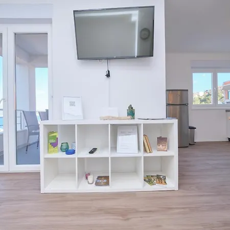 Queen's Mastrinka By Litto * Trogir