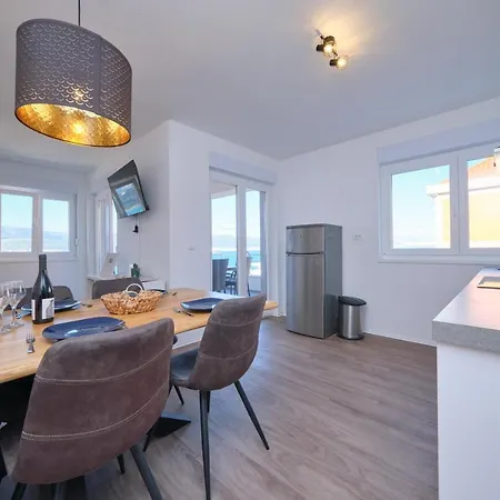 Queen's Mastrinka By Litto Trogir