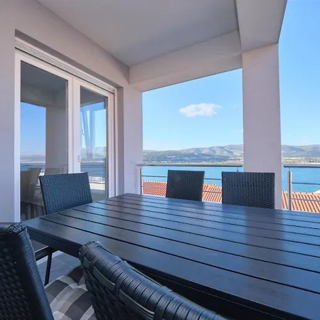 Queen's Mastrinka By Litto Trogir