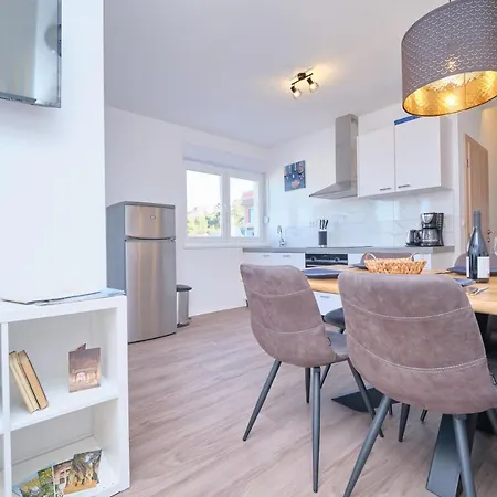 Queen's Mastrinka By Litto