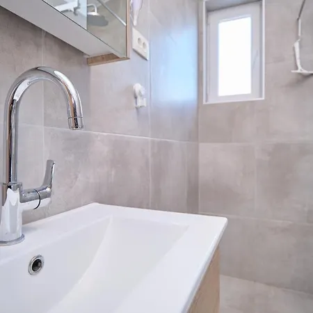 Queen's Mastrinka By Litto