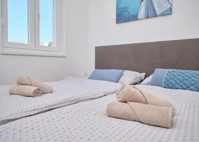 Queen's Mastrinka By Litto