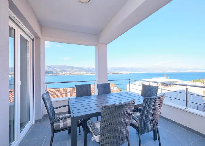 Queen's Mastrinka By Litto * Trogir