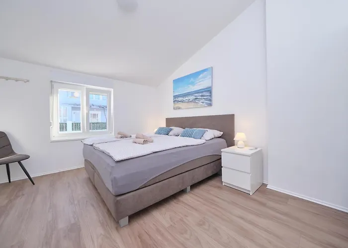 Queen's Mastrinka By Litto * Trogir