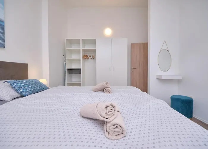 Queen's Mastrinka By Litto Trogir