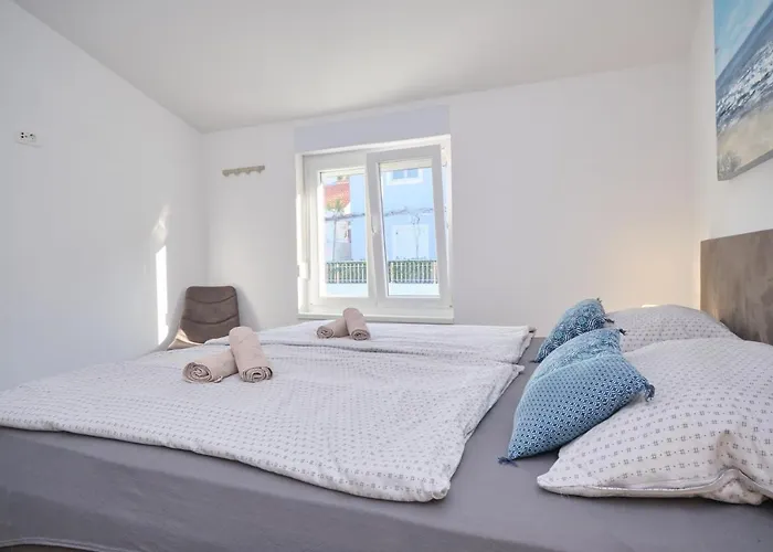 Queen's Mastrinka By Litto * Trogir