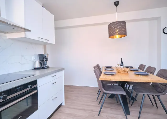 Queen's Mastrinka By Litto *