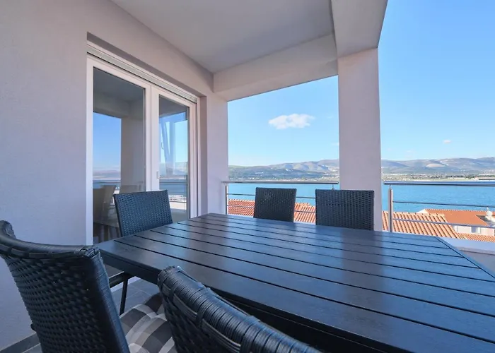 Queen's Mastrinka By Litto Trogir