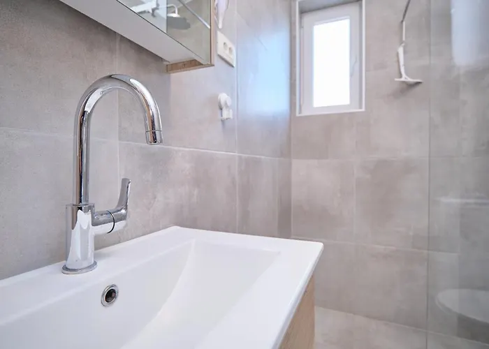 Queen's Mastrinka By Litto